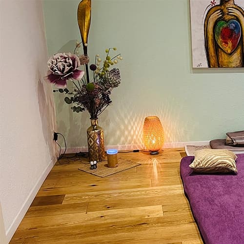 Cushion with singing bowl and chain on the massage mat of the practice