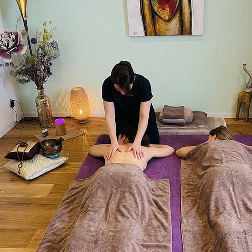 Veronika Mutti massages two people lying side by side during a couples massage
