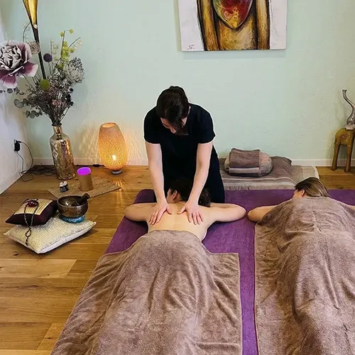 Veronika Mutti massages two people lying side by side during a couples massage