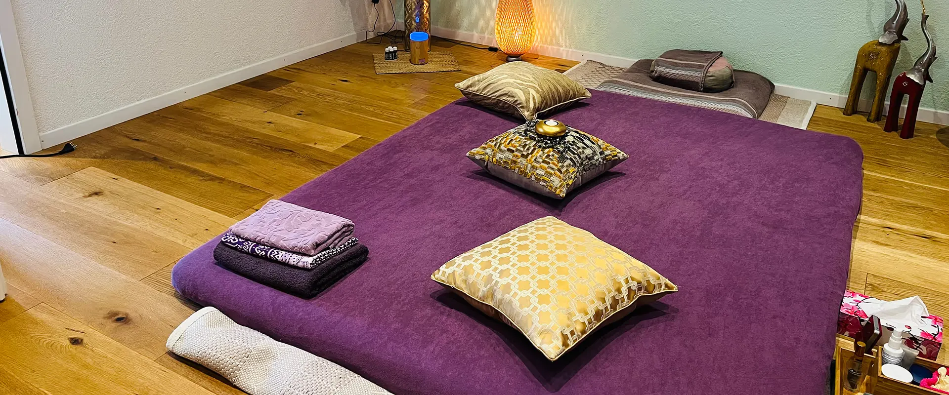 Practice room of Veronika Mutti in Zurich-Altstetten with purple massage mat, cushions and warm wooden floor